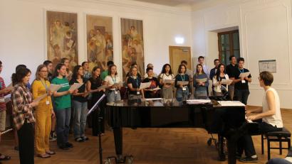 Bild: Deutsche SchülerAkademie 
Die Teilnehmer der Schülerakademie proben schon fleißig für ihr Konzert in der Paulanerkirche.