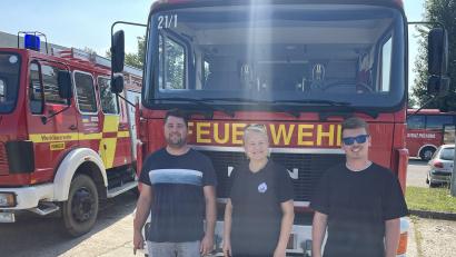 Bild: Feuerwehr Vilseck
In Krakau übergaben Valentin Lindl (links) und Dominik Strobl (rechts) das alte Vilsecker Feuerwehrfahrzeug an die stellvertretende Vorsitzende des polnischen Feuerwehrverbandes