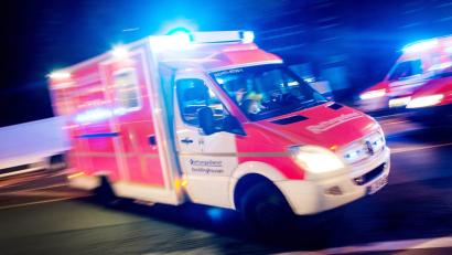 Symbolbild: Marcel Kusch/dpa
Einsatz für die Rettungskräfte: In Lauterhofen musste ein Mann nach einer Stichflamme medizinisch behandelt werden.
