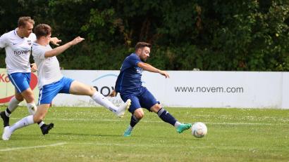Bild: Dieter Jäschke
Die Vorbacher Abwehr versucht den Haidenaaber Patrick Winde (rechts) zu stoppen. Der ASV-Stürmer erzielte beim 2:1-Derbysieg des ASV Haidenaab das vorentscheidende 2:0.