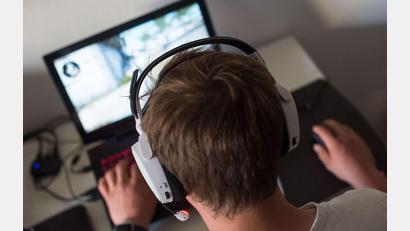 Bild: Lino Mirgeler/dpa
Mehr als eine Stunde täglich verbringen junge Leute zwischen 10 und 17 laut einer Erhebung mit Computerspielen. (Archivbild)
