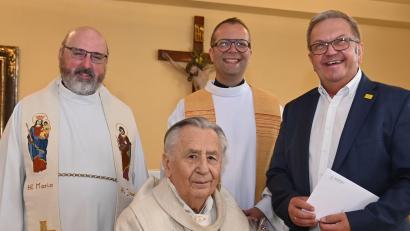 Bild: gf
Pfarrer Alois Albersdörfer (vorne) feierte seinen 90. Geburtstag. Dazu gratulierten ihm (von links) "sein Schüler" Roland Josef Spiegel, Stadtpfarrer Thomas Helm und Bürgermeister Martin Preuß.