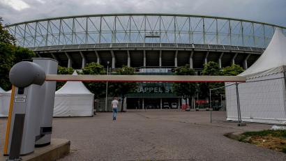 Bild: Heinz-Peter Bader/AP/dpa
Rund um das Ernst-Happel-Stadion werden Schleusen und Verkehrssperren für Fahrzeuge eingerichtet. (Archivfoto)
