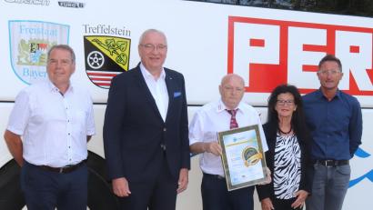 Bild: Christa Bucher/exb
Landrat Franz Löffler (Zweiter von links) überreicht Franz Pertl (Mitte) für sein Lebenswerk
den Ehrenpreis der Jury des Bayerischen Mittelstandes übergeben. Mit im Bild omas Ederer (ÖPNV), Franz Pertls Lebensgefährtin Gisela Späth und Markus Lemberger (Wirtschaftsförderung).
