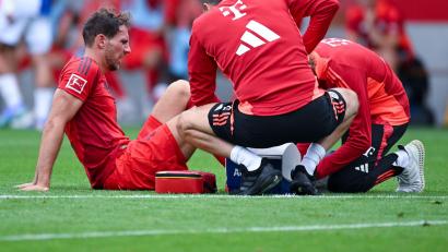 Bild: Sven Hoppe/dpa
Schrecksekunde: Leon Goretzka muss am Fuß behandelt werden.