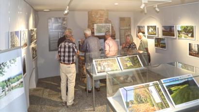 Bild: Jochen Neumann/exb
Seit Kurzem ist im Museum Flucht – Vertreibung – Ankommen eine Ausstellung über das verschwundene Dorf Paulusbrunn zu sehen.