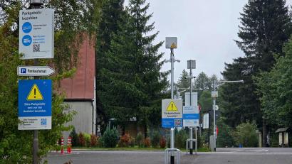 Bild: Thomas Geißler/fph
Schilder erklären, wie das neue Parksystem auf den öffentlichen Parkplätzen in Fichtelberg funktioniert.