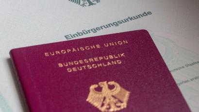 Symbolbild: Fernando Gutierrez-Juarez/dpa
Im Jahr 2023 haben in der Oberpfalz rund 3300 Ausländer den deutschen Pass erhalten.