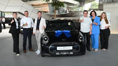 Bild: VR Gewinnsparverein Bayern e.V./exb
Gewinner Hubert Larcher (Dritter von rechts) und seine Begleiterin Maria Kiener (Zweite von rechts) zeigt das Bild bei der Autoübergabe in der BMW-Welt in München.