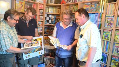 Bild: Kunz
Die Comicfreunde Jürgen Metzger, Michael Sporbert und Manfred Reinl stöbern in Ulrich Narrs (von links) umfangreicher Comicsammlung am Hammerweg auf der Suche nach Möglichkeiten, Kinder wieder fürs Lesen zu begeistern.