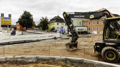 Bild: Hösamer
An der Haas-Kreuzung in Pfreimd soll Mitte September unter Vollsperrung der Asphalt aufgebracht werden. Dann ist eine Durchfahrt wieder möglich.