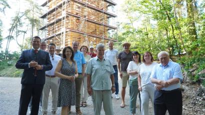 Bild: Fabian Borkner/exb
Die Kreistagsfraktion der CSU trifft sich am Hirschberg-Turm bei Fuhrn.