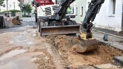 Bild: Petra Hartl
In der Fronfestgasse in Amberg hat es am Sonntag, 18. August, einen Wasserrohrbruch gegeben. Noch am Sonntag rückte eine Baufirma mit Bagger an, um die Schadstelle freizulegen.