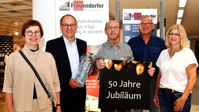 Bild: gf
50 Jahre bei Möbel Frauendorfer: Zu diesem Jubiläum gratulierte Markus Frauendorfer (Zweiter von links)' Norbert Meier (Dritter von links). Glückwünsche gab es für den Jubilar auch von Andrea Frauendorfer (links), dem technischen Leiter Martin Über (Zweiter von rechts) und Andrea Höfler (rechts), die im Möbelhaus für den Einkauf zuständig ist.