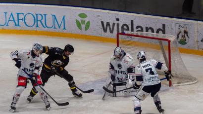 Bild: Christian Kaminsky
Devils-Keeper Daniel Allavena pariert gegen einen Angreifer von Banik Sokolov. Mit im Bild die Weidener Verteidiger Niklas Länger (links) und Tommy Muck.