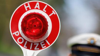 Symbolbild: Daniel Karmann/dpa
Der Motorradfahrer flüchtete vor der Polizei mit hohem Tempo in Richtung Bruck.