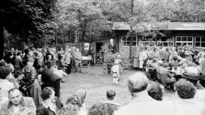 Bild: Stadtarchiv Weiden/Sammlung Bonkoß
Zur Feier des 30-jährigen Bestehens des Vierlingsturms kamen viele Besucher. Sie wurden zum Teil mit Bussen auf den Fischerberg gefahren.