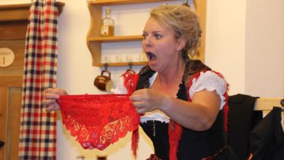 Bild: kro
Außer sich ist die Bäuerin (Silvia Waidhas) am Hof, als sie dieses Utensil entdeckt.