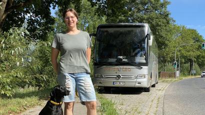 Bild: upl
Nina Oberndorfer, Hund Leni und ihr Bus. Das Leben geht weiter - das Unternehmen startet neu durch.