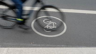 Symbolbild: Sebastian Willnow/dpa-Zentralbild/dpa
Auf dem Radweg entlang der Staatsstraße 2238 von Steiningloh in Richtung Bernricht kommt eine Frau zu Sturz und verletzt sich schwer.