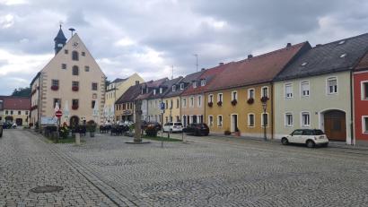 Bild: sne
Auf den Dächern der Altstadt sollen bald PV-Anlagen möglich sein. Der Stadtrat hat nun eine Änderung der Satzung beschlossen.
