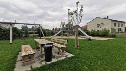 Bild: Werner Dötterl/exb
Hinter dem Spielplatz, in einiger Entfernung zum Flutlichtmast, soll nach bisherigen Plänen ein Funkmast aufgestellt werden. Die Beschwerdeführer hoffen, dass sich noch Alternativen für den Bau des Mobilfunkmasts an einem anderen Standplatz ergeben und eine einvernehmliche Lösung gefunden werden kann.