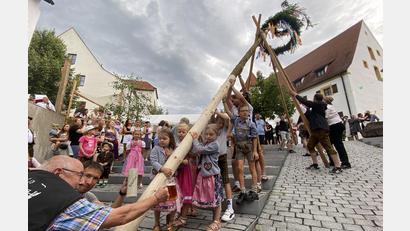 Bild: aub
Das Aufstellen des Kirwabaums ist eine Spitzen-Leistung von Klein und Groß.