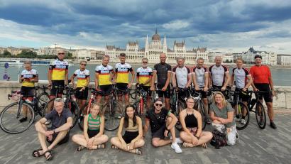 Bild: flt
Mit dem Rennrad 1001 Kilometer bis nach Budapest bewältigten (von rechts) Gerd Biebl, Klaus Haberkorn, Markus Preisinger, Hubert Beinrucker, Organisator Lothar Müller, Karl Siller, Peter Rauch, Wolfgang Söllner, Stephan Löw, Theresia Meier, Albert Hölzl und Antje Freund. Das Begleitteam bildeten (sitzend, von rechts) Manuela Müller, Annika Müller, Florian Helm, Mareike Preisinger, Marina Preisinger und Klaus Müller. Im Hintergrund das Parlament in Budapest.