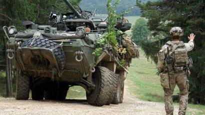 Bild: jut
Saber Junction 2023: Auf dem Truppenübungsplatz Hohenfels trainieren aktuell tausende Soldaten aus 16 Ländern den Ernstfall. Mit Panzern, Hubschraubern, Haubitzen und, und, und. Geschossen wird mit Platzpatronen und einem Lasersystem.