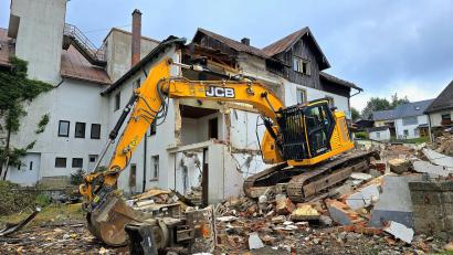 Bild: Thomas Geißler/fph
Seit Wochenbeginn schreiten die Abrissarbeiten am jahrzehntelang leerstehenden Gebäudekomplex sichtbar voran.