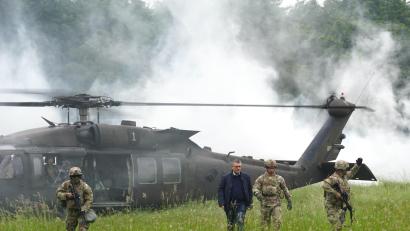 Bild: jut
Rauchbomben vernebeln die Wiese, auf der der Black-Hawk-Hubschrauber landet. Staatsminister Florian Herrmann (Zweiter von links) und General Steven Carpenter (Zweiter von rechts) auf dem Weg zur Pressekonferenz auf dem Truppenübungsplatz Hohenfels.
