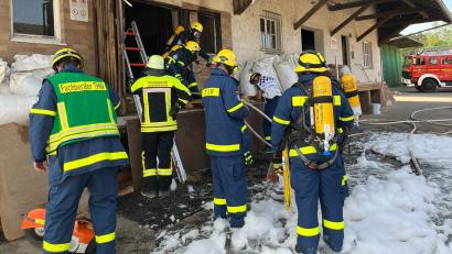 Bild: ihl
Den Brand im mit Getreide gefüllten Siloturm im Raiffeisen-Lagerhaus in Weidenthal löschte die Feuerwehr mit Schaum
