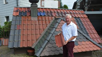 Bild: jr
Dachziegel und das Dachdecken sind Herbert Böhms Metier. Vor mehr als 50 Jahren erlernte er das Dachdeckerhandwerk, die Zukunft seines Berufs sieht er nicht nur positiv.