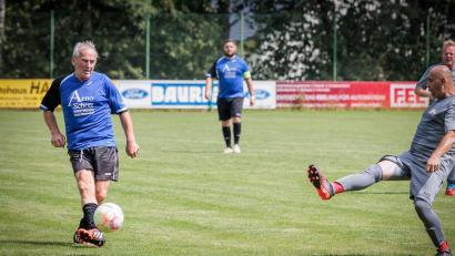 Bild: Günter Uschold
Josef Klier (links) im Spiel gegen die SG Weinberg Schwandorf. Beim 10:0 des SV Pullenried gab der 70-Jährige drei Torvorlagen.