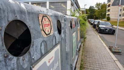 Bild: Stephan Huber
Der Containerstandort an der Friedlandstraße (Bild) wird dauerhaft aufgelöst und auf den Parkplatz an der Raigeringer Straße/ Ecke Krumbacher Straße verlegt.