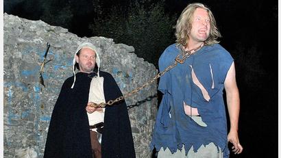 Bild: Christa Bach/exb
Mörder und sein Henker: Alexander Spitzer (rechts) verkörpert den Doppelmörder Andreas Büchl.