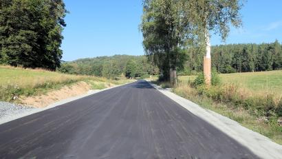 Bild: bsc
Noch fehlt auf dem 1,6 Kilometer langen Ausbauteilstück der Staatsstraße 2169 zwischen Friedenfels und Voitenthan die Deckschicht. Ab Ende September soll der Verkehr wieder ungehindert bis Wiesau rollen können.