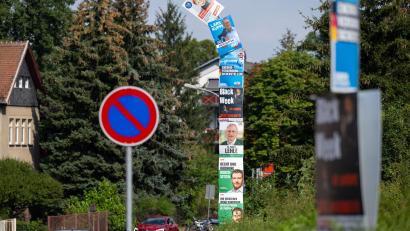 Symbolbild: Hendrik Schmidt/dpa
Wahlkampf im Osten: Am 1. September wird in Sachsen und Thüringen ein neuer Landtag gewählt. Ein Oberpfälzer mit Ostdeutschen Wurzeln erklärt, welche Ursachen er für die befürchteten Wahlergebnisse verantwortlich macht - und wie ungleich Osten und Westen tatsächlich sind.