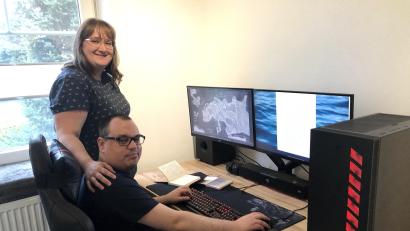 Bild: wro
Maik Schleußners Welten entstehen am Computer. Stets griffbereit liegen Notizbücher. Unterstützt wird er bei der Arbeit oft auch von seiner Verlobten Natalie Bannert.