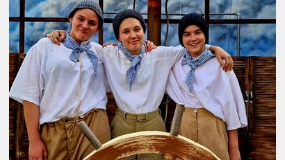 Bild: Vereinsarchiv Schloss-Spiele Neumarkt 
Kinderschauspielerinnen Lilly Dietzel (links), Janna Paprotta (mittig), Ronja Hinney (rechts) bei dem Sommerstück "Der Sturm" des Theatervereins Schloss-Spiele Neumarkt.