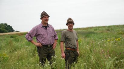 Bild: cvl
Herbert Tretter (links) und Holger Lottes: Die beiden Jäger schauen, wie sich die Pflanzen auf dem Wildacker in den letzten Monaten entwickelt haben.