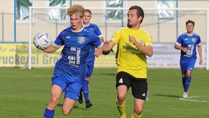 Bild: war
Die Spiele des SV Etzenricht (links Johannes Janker) gegen den SV Hahnbach sind fast immer hart umkämpft.