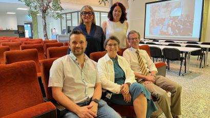 Bild: ihl
Stefan Jobst, Mitarbeiter "Integration SAD", Cornelia Horsch, Anton Wiedemann, Rotary (vorne von links) nehmen auf den Kinosesseln im Metropol Platz. Zusammen mit Elke Reinhart, "Integration SAD" und Alexandra Fleischmann, Horsch-Stiftung (von links) hoffen sie, dass viele Menschen aus allen gesellschaftlichen Schichten den Weg ins Metropol finden.