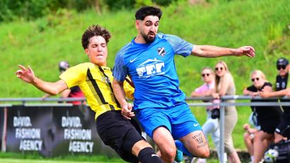 Archivbild: Thomas Schrems
Spitzenreiter FC Tirschenreuth (links Tobias Sammüller beim 3:1-Sieg in Thiersheim, rechts Volkan Kaya) empfängt am Sonntag den Tabellenletzten VfB Arzberg.