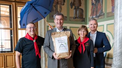 Bild: Jörg Koch/Bayerische Staatskanzlei/exb
Der Bayerische Ministerpräsident Markus Söder (Zweiter von links) übernimmt die Schirmherrschaft für das Europäische Köhlertreffen im Juli 2025 in Ebermannsdorf. Darüber freuen sich (von links) Köhlervorsitzender Josef Gilch und Conny Gilch sowie Landtagsabgeordneter Harald Schwartz (rechts).