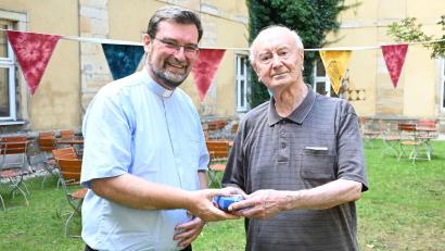 Bild: Claudia Klinger/exb
95. Geburtstag feiert Pater Josef Weiß (rechts), wozu auch Pater Reinhard Gesing, Provinzial der Salesianer Don Boscos in Deutschland, gratuliert.