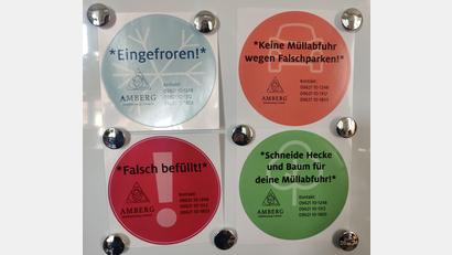 Bild: Susanne Uschold
Das Foto zeigt die vier Aufkleber, mit denen die Amberger Müllabfuhr die Bürgerinnen und Bürger bei Problemen künftig direkt informiert.