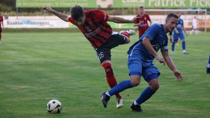 Bild: Dieter Jäschke
Paul Weidhas (links) im Spiel gegen Dingolfing in Aktion: Die Spieler des SC Luhe-Wildenau wollen am Samstag beim FC Passau punkten.