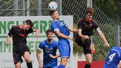 Bild: G. Büttner
Die SpVgg SV Weiden (blaue Trikots, von links Josef Rodler, Maurizio Göhlert und Igli Cami) hat zuletzt den ASV Neumarkt mit 2:0 niedergerungen. Am Freitag wollen die Schwarz-Blauen beim TSV Kornburg nachlegen.