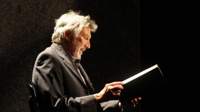 Archivbild: Malte Christians/dpa
Der Schauspieler Christian Brückner liest in Regensburg aus einer Kurzgeschichte von Edgar Allan Poe - begleitet von einem Jazz-Quintett.